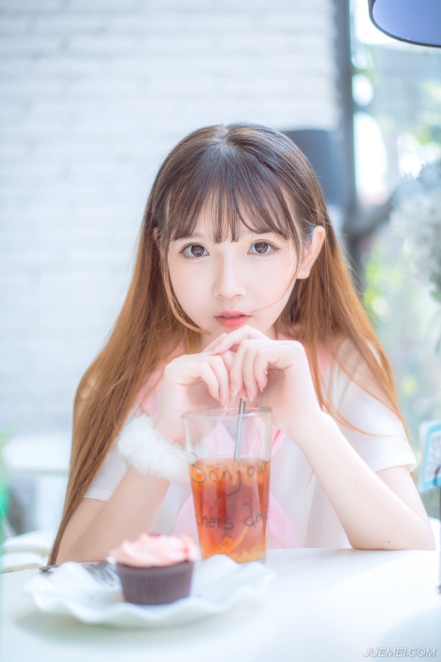 “喏！”两名战士依言将两名被俘的斥候放开。